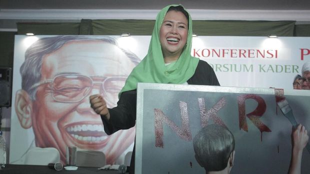 Putri almarhum Gus Dur, Yenny Wahid, menghadiri pembacaan deklarasi dukungan pada Pilpres 2019 oleh Konsorsium Kader Gus Dur di Rumah Pergerakan Gus Dur, Jakarta, Rabu (26/9). Dalam deklarasinya Konsorsium Kader Gus Dur mendukung pasangan capres-cawapres nomor urut 01 Joko Widodo-Ma'ruf Amin. ANTARA FOTO/Muhammad Adimaja/kye/18