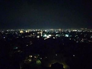 Bandung di Kala Malam dari Atas Ketinggian: Romantis