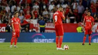 Perbedaan mencolok peruntungan Luka Modric. Setelah di awal pekan terpilih sebagai Pemain Terbaik Dunia FIFA 2018, Modric dan Madrid-nya justru dipermalukan. (Foto: Marcelo Del Pozo/Reuters)