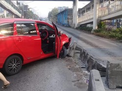 Mobil Tabrak Separator Busway di Mangga Dua, Lalin Tersendat
