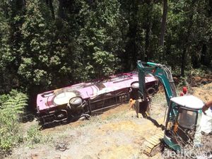 Bangkai Bus Terjun ke Jurang di Magetan Belum Berhasil Dievakuasi