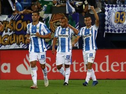 Belum reda keterkejutan Barcelona, Leganes sudah bikin gol kedua dalam jarak semenit kemudian. Kesalahan Gerard Pique saat hendak menyapu bola dimanfaatkan Oscar Rodriguez. Rodriguez menaklukkan Marc-Andre ter Stegen setelah menerima umpan Pique. (Foto: Sergio Perez/REUTERS)