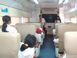 Serunya Siswa-siswa SD Blitar Belajar Buka e-Book di Rail Library