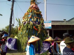 Kenang Cikal Bakal Desa, Belasan Gunungan Dikirab di Kudus
