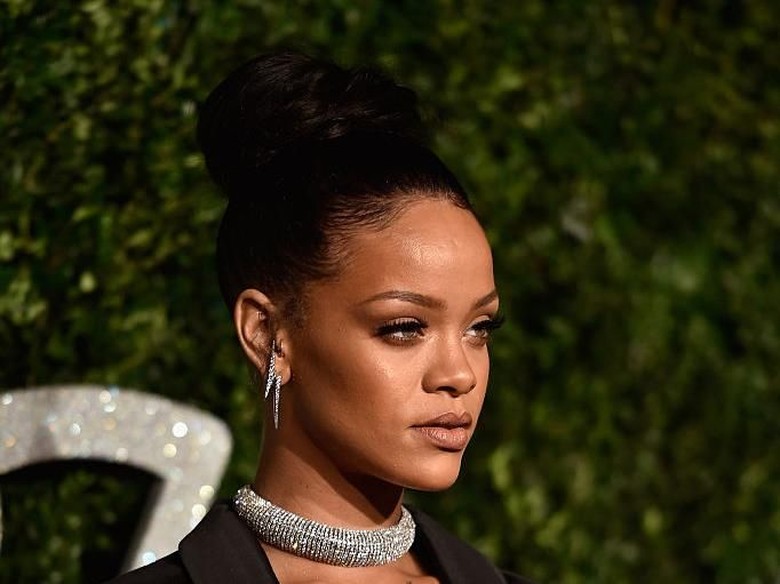 Merasa Dimanfaatkan, Rihanna Tuntut Ayahnya Sendiri