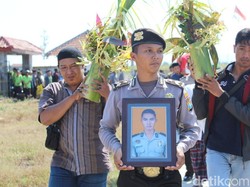 Tangis Haru Warnai Pemakaman Ajudan Kapolres Tulungagung