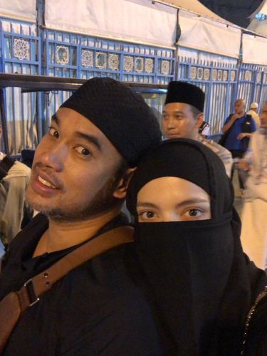 Nia Ramadhani pergi haji.