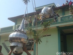 Lantunan Selawat Iringi Pembongkaran Masjid di Tengah Tol Semarang