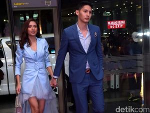 Romantis! Mikha Tambayong Gandeng Daniel Wenas