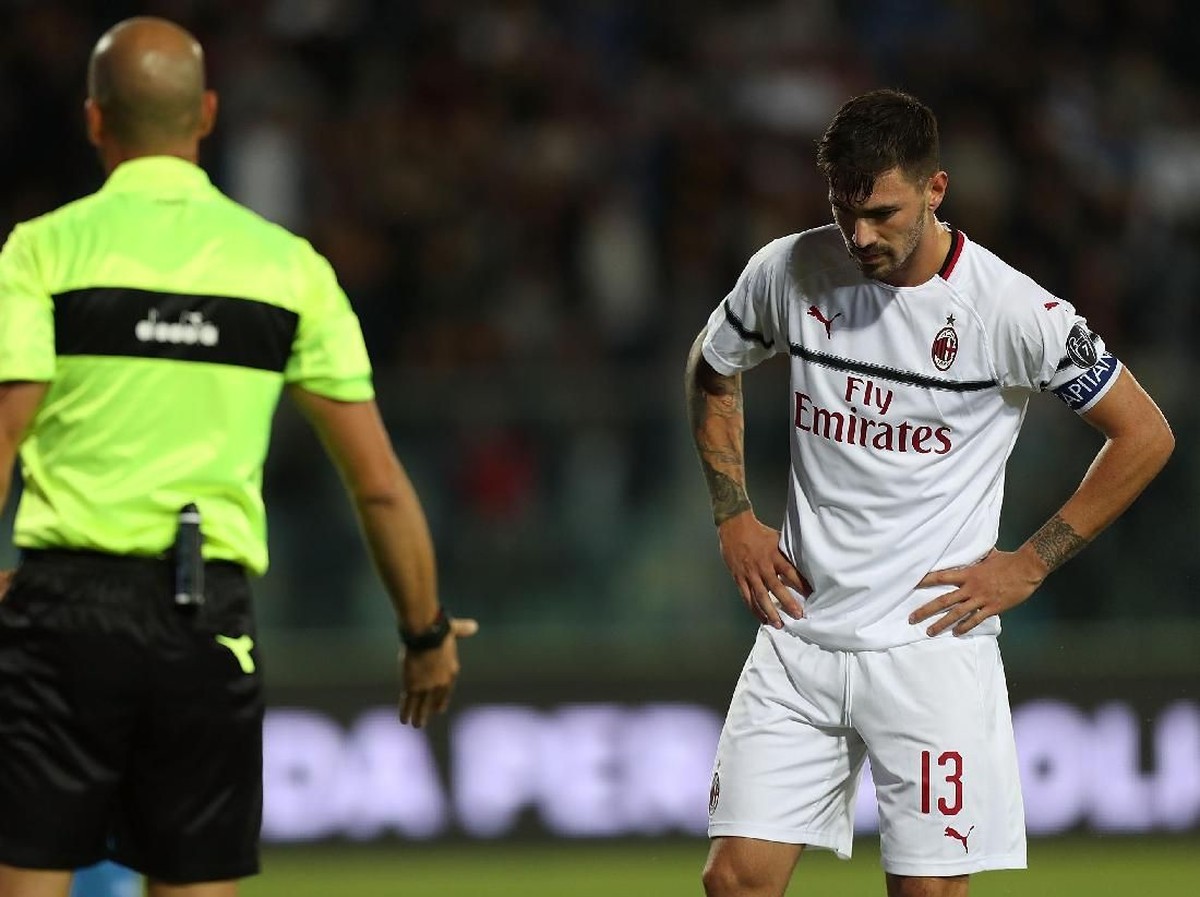 Pemain Belakang AC Milan, Alessio Romagnoli. (Foto: Gabriele Maltinti/Getty Images)