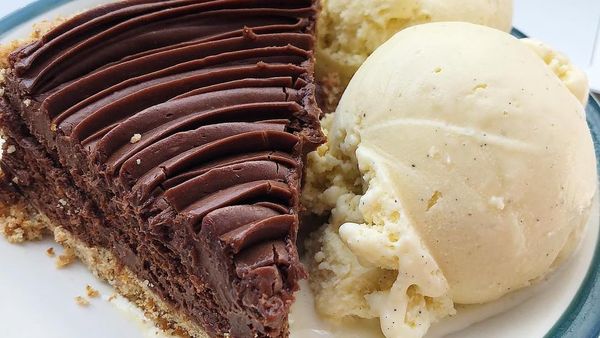 Legitnya Chocolate Pie Manis dan Lembut Untuk Teman Ngeteh