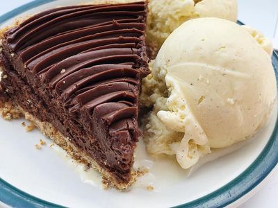Legitnya Chocolate Pie Manis dan Lembut Untuk Teman Ngeteh