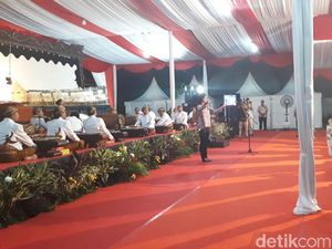 Tjahjo Nonton Pergelaran Wayang di Kantor BNPP