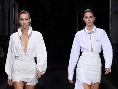 Duel Kendall Jenner dan Bella Hadid di Catwalk Off-White, Seksian Siapa?