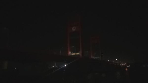 Foto: Jembatan Ampera Gelap Gulita karena Belum Bayar PLN