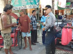 Jumat Berkah, Polisi di Blitar Bagi-bagi Nasi Bungkus