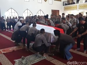 Isak Tangis Iringi Salat Jenazah Istri dan Ajudan Kapolres Tulungagung