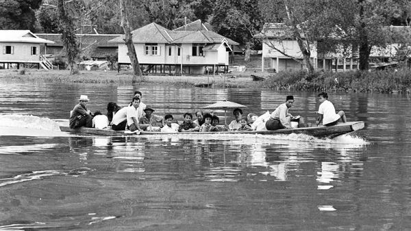 Melihat Transportasi Umum Tempo Dulu