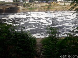Bau! Lautan Busa Penuhi Kali Bekasi Pagi Ini