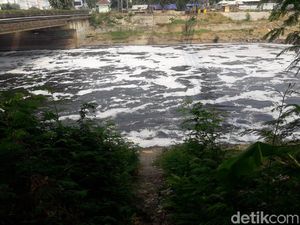 Bau! Lautan Busa Penuhi Kali Bekasi Pagi Ini Bau! Lautan Busa Penuhi Kali Bekasi Pagi Ini