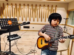 Kenalan dengan Feng E, Bocah yang Jago Banget Main Ukulele