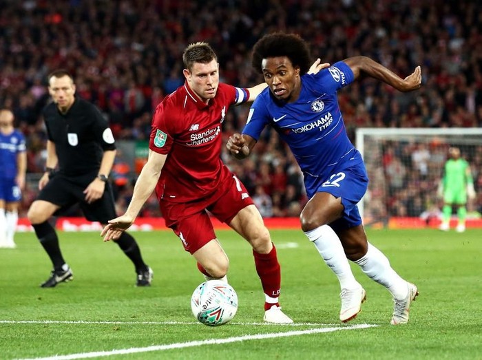 LIVERPOOL, ENGLAND - SEPTEMBER 26:  James Milner of Liverpool battles for possession with Willian of Chelsea during the Carabao Cup Third Round match between Liverpool and Chelsea at Anfield on September 26, 2018 in Liverpool, England.  (Photo by Jan Kruger/Getty Images)