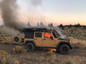 Pria Ini Santai Banget Lihat Mobilnya Terbakar