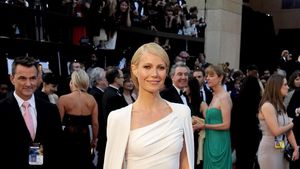Gwyneth Paltrow Akan Menikah, Ini Gayanya Bergaun Putih Mirip Pengantin