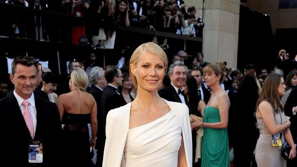 Gwyneth Paltrow Akan Menikah, Ini Gayanya Bergaun Putih Mirip Pengantin