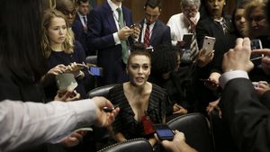 Beri Dukungan Korban Pelecehan, Pakaian Alyssa Milano Jadi Sorotan