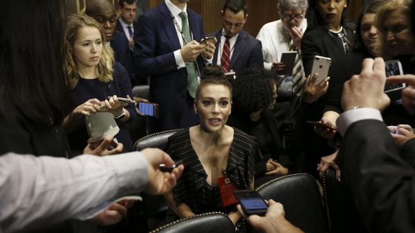 Beri Dukungan Korban Pelecehan, Pakaian Alyssa Milano Jadi Sorotan