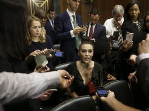 Beri Dukungan Korban Pelecehan, Pakaian Alyssa Milano Jadi Sorotan Beri Dukungan Korban Pelecehan, Pakaian Alyssa Milano Jadi Sorotan