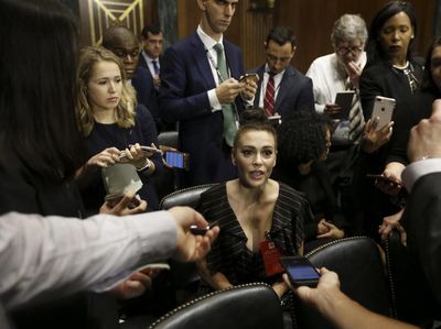 Beri Dukungan Korban Pelecehan, Pakaian Alyssa Milano Jadi Sorotan