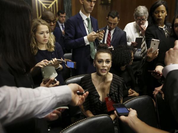Beri Dukungan Korban Pelecehan, Pakaian Alyssa Milano Jadi Sorotan