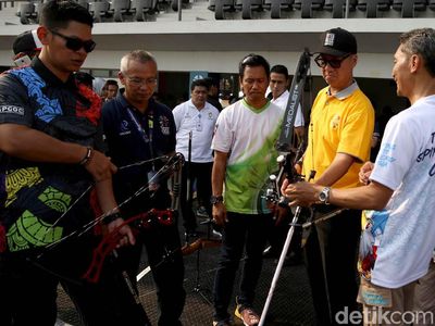 Tinjau Venue Panahan, Mensos Berlatih Memanah