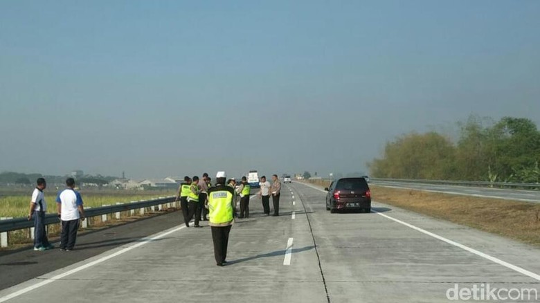 Polisi Olah TKP Kecelakaan Kapolres Tulungagung di Tol SuMo Polisi Olah TKP Kecelakaan Kapolres Tulungagung di Tol SuMo