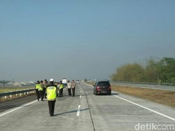 Polisi Olah TKP Kecelakaan Kapolres Tulungagung di Tol SuMo