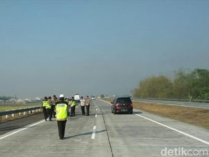 Polisi Olah TKP Kecelakaan Kapolres Tulungagung di Tol SuMo Polisi Olah TKP Kecelakaan Kapolres Tulungagung di Tol SuMo