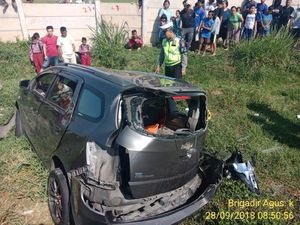 Minibus Pecah Ban di Tol Soroja, Dua Penumpang Luka Berat