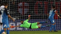 Aksi lain Terraciano menghalau bola masuk ke gawangnya. Whoscored mencatat kiper 28 tahun ini melakukan 10 penyelamatan. (Foto: Gabriele Maltinti/Getty Images)
