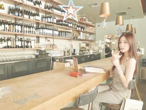 Cantiknya Tiffany Young Saat Ngopi dan Pose Bareng Gulali