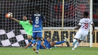 Milan lantas memegang kendali pertandingan dan menciptakan sejumlah peluang, tapi kiper Empoli Pietro Terracciano tampil gemilang mengandaskan tembakan-tembakan mereka. (Foto: Gabriele Maltinti/Getty Images)