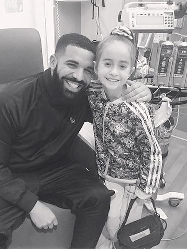 Drake bersama penggemar ciliknya.
