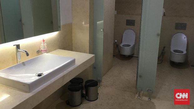 Toilet di Istora Senayan belum mendukung disabilitas.