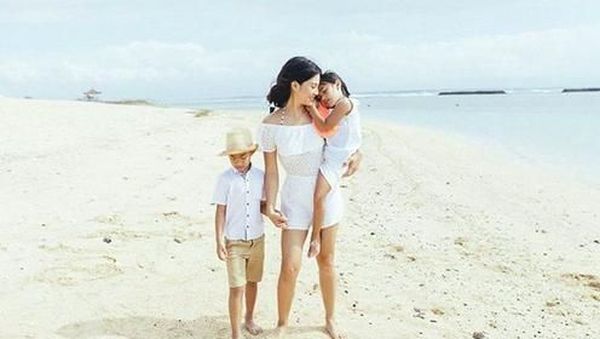 Hangatnya Kebersamaan Dian Sastrowardoyo dan Sang Anak