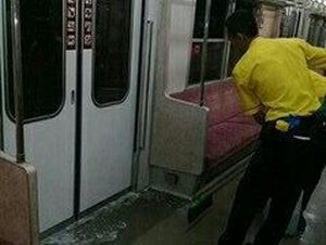 Penumpang yang BAB di KRL Turun di Stasiun Manggarai Penumpang yang BAB di KRL Turun di Stasiun Manggarai