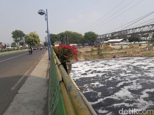 Kali Bekasi Berbusa dan Bau, Dinas LH: Sumbernya di Cileungsi