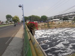 Kali Bekasi Berbusa dan Bau, Dinas LH: Sumbernya di Cileungsi