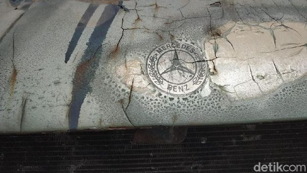 Mengais Rezeki dari Bangkai Mobil