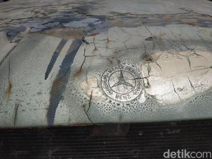 Mengais Rezeki dari Bangkai Mobil